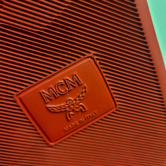 MCM Large Logo Slides size US 11 - Picture 5 of 7